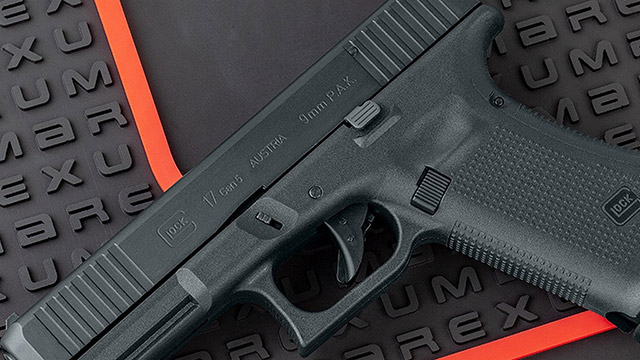 Выпускаемый фирмой Umarex пистолет Glock 17 под свето-звуковой патрон полностью копирует огнестрельный оригинал