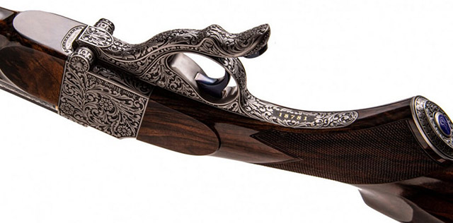 Затворная коробка винтовки украшена традиционной гравировкой Rigby Rose & Scroll