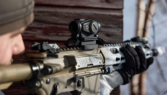 Для адаптации на оружие типа AR-15 прицел Aimpoint Duty RDS комплектуется проставкой