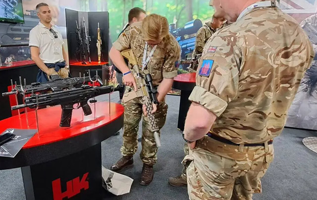 Необычная комплектация HK416A5 представлена на выставке DVD 2022 в Англии