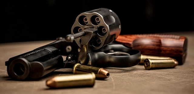 Барабан револьвера Smith & Wesson Model 19 может заряжаться патронами .357 Magnum или .38 Special