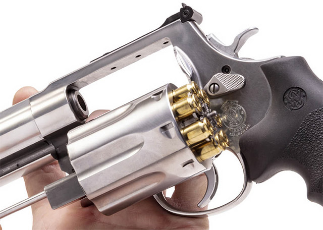 Барабан револьвера Smith & Wesson Model 350 вмещает 7 патронов 
калибра .350 Legend. Для ускорения перезаряжания могут использоваться 
обоймы