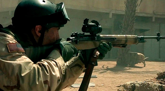 Кадр из фильма «Падение «Чёрного ястреба»» (2001) где сержант Шугарт ведёт огонь из винтовки М14