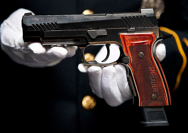 Фирма SIG Sauer представила гражданский вариант модели М17 со стальной рамкой