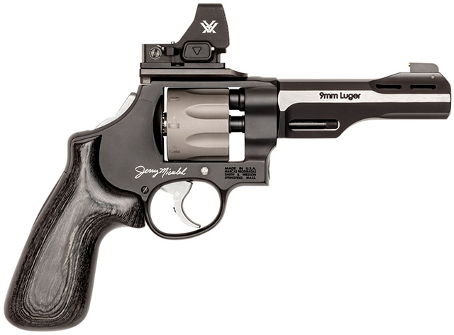 Smith & Wesson Model 327 WR имеет легкую скандиевую рамку и 8-зарядный титановый барабан