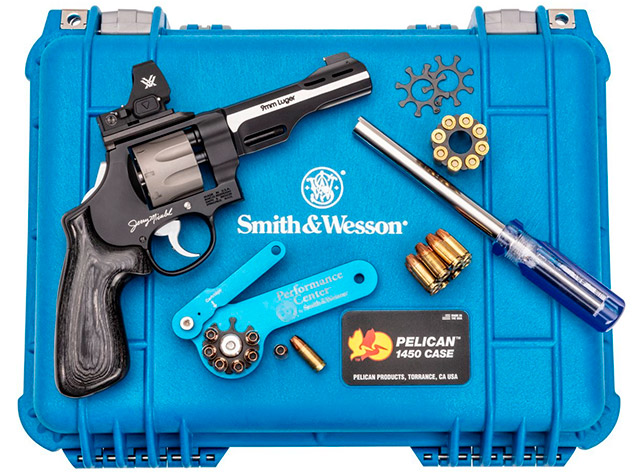 Smith & Wesson 
Model 327 WR поставляется с изготовленным на заказ кейсом Pelican, пятью
 лунными клипсами и инструментом для быстрого заряжания/разряжания