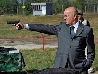 Боро Вучинич с пистолетом ТМ 9