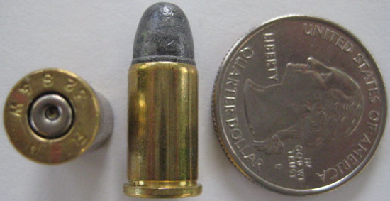 .32 Smith & Wesson в сравнение с монетой в 25 центов