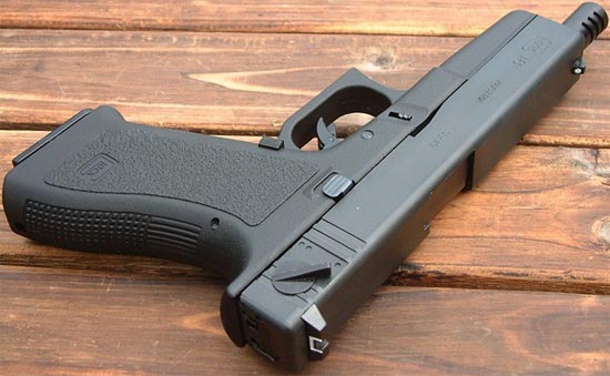 Glock 18 с удлиненным до 149 мм стволом с интегрированным компенсатором
