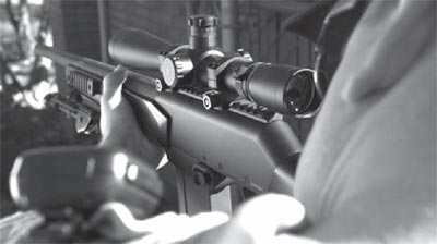 FN FNAR с установленными сошками при стрельбе