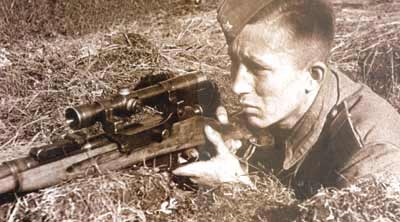 Советский снайпер со снайперской винтовкой Мосина образца 1891/1930 с оптическим прицелом ПЕ