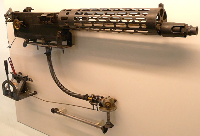 Пулемёт MG 08 на стенде в разобранном виде