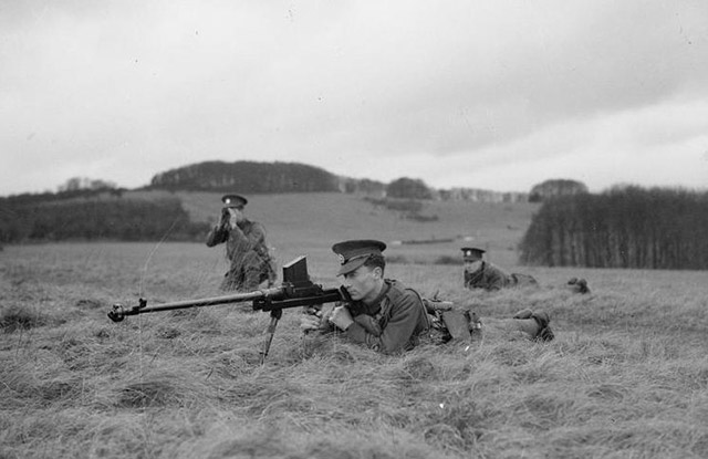 Британские солдаты с ПТР Boys на учениях