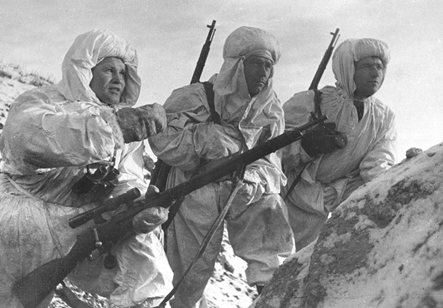 Известнейший советский снайпер Василий Зайцев проводит инструктаж новичков. Сталинград, декабрь 1942 года