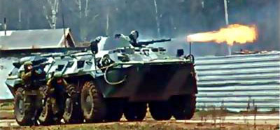 БТР-80 ведет стрельбу из бортового оружия – 14,5-мм крупнокалиберного пулемета КПВТ и спаренного с ним 7,62-мм танкового пулемета ПКТ