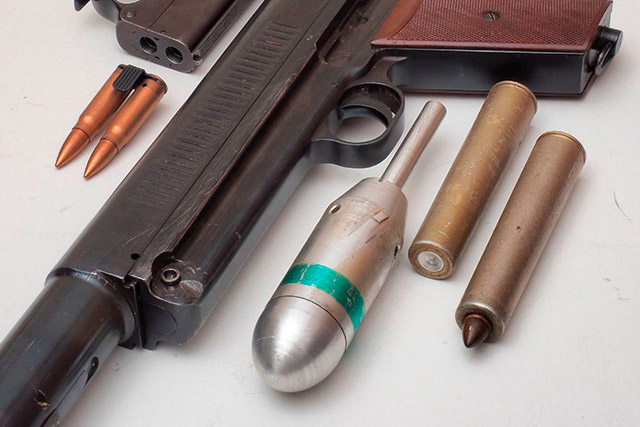 Пистолет «Буря», патроны «Фаланга» и «Мундштук», мина «Ящерица» в сравнении с пистолетом МСП и патронами СП-3 (крайние слева)