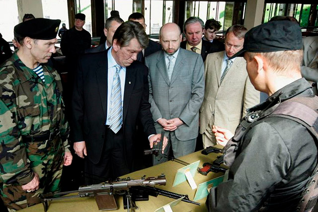 Президент Украины осматривает вооружение сотрудников СБУ (на переднем плане карабин «ДМ»), 2005 год