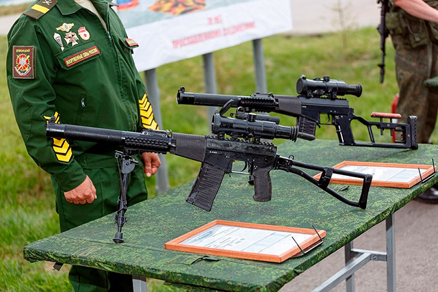Модернизированные автомат АСМ (на переднем плане) и винтовка ВССМ