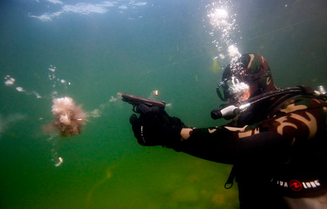 Стрельба из ГШ-18 под водой