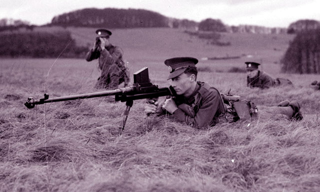Предвоенные учения британской пехоты с ружьём «Бойс», 1939 
год