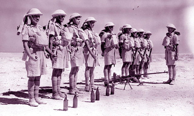 Занятия по противотанковой обороне с индийскими солдатами. Северная
 
Африка, осень 1940 года. Кроме противотанкового ружья «Бойс» в кадре 
видны ручные гранаты и «коктейли Молотова»