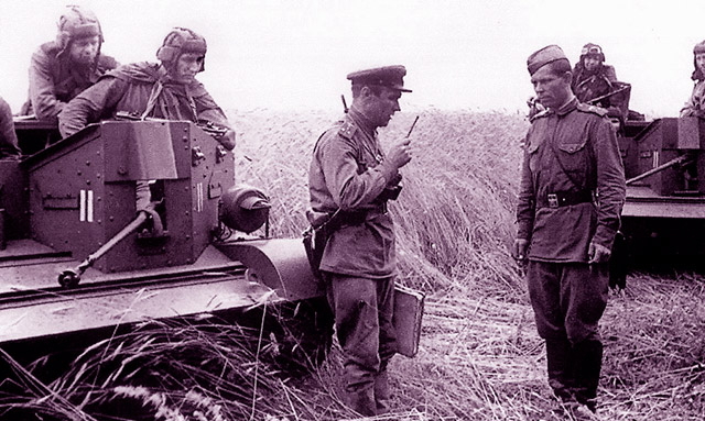 Учебные занятия советских танкистов. Оба бронетранспортёра оснащены
 противотанковыми ружьями «Бойс»
