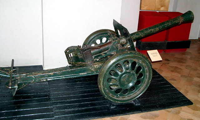 Немецкий 88-мм станковый гранатомёт Raketenwerfer 43, известный как «пупхен», в музейной экспозиции