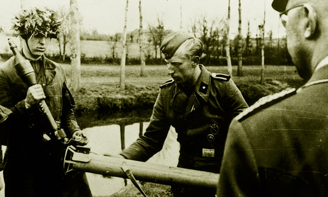 Солдаты 17-й панцергренадёрской дивизии СС «Гётц фон Берлихинген» 
демонстрируют рейхсфюреру СС Генриху Гиммлеру «панцершрек» R.Pz.B. 54