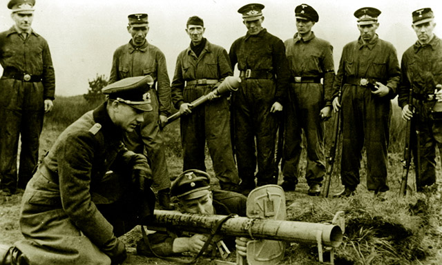Немецкий офицер обучает ополченцев фольксштурма применению гранатомёта «панцершрек» R.Pz.B. 54