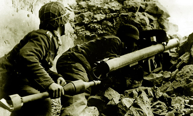 Расчёт противотанкового гранатомёта «панцершрек» R.Pz.B. 54 в 
разрушенной усадьбе во Франции. В руках у второго номера запасная 
граната R.Pz.B.Gr. 4322
