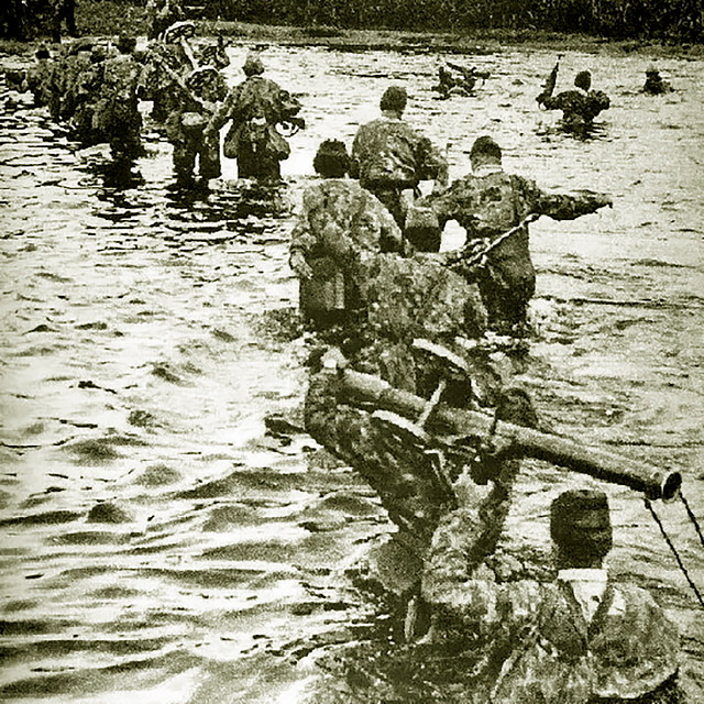 Подразделение чехословацкой армии, вооружённое гранатомётами «Тараснице» T21, форсирует водную преграду