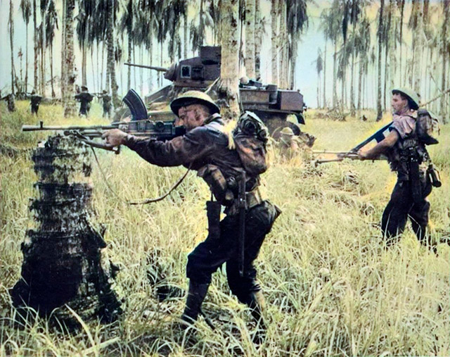 Австралийские солдаты с пулеметами Bren. Новая Гвинея, февраль 1943 г