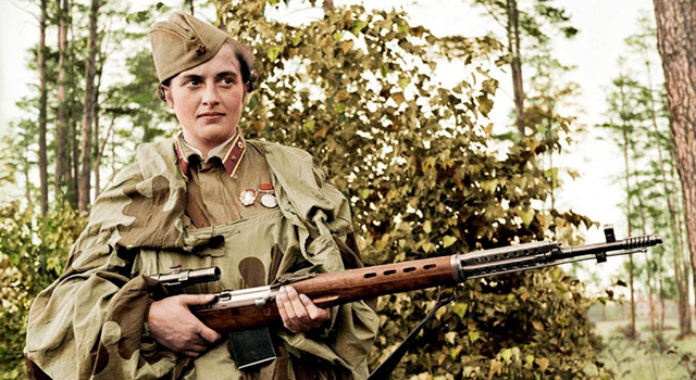 Снайпер Л.М. Павличенко с винтовкой СВТ-40. 1-я половина 1940-х гг