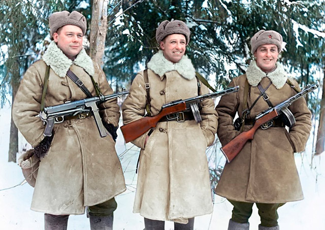 Советские солдаты с пистолетами-пулеметами ППШ-41 и MP 40. 1-я половина 1940-х гг
