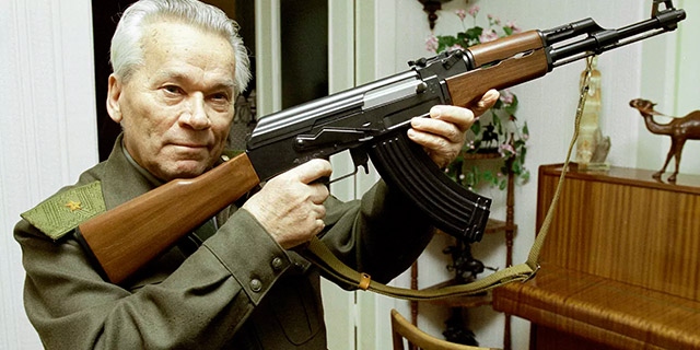 М.Т. Калашников с АК-47