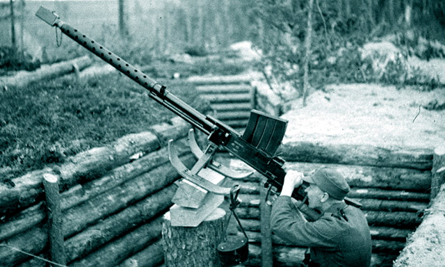 Противотанковое ружьё L-39 на импровизированной зенитной установке. Онтайоки, июнь 1944 года
