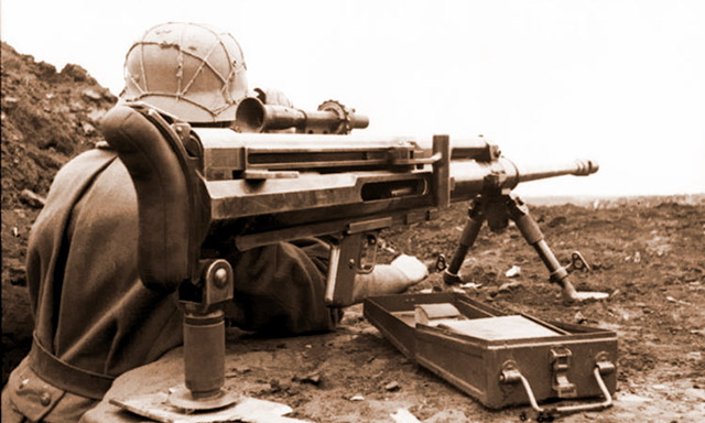 Немецкий пехотинец на позиции с противотанковым ружьём Pz.B. 41(s)
