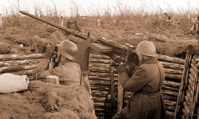Финские солдаты с противотанковым ружьем «Золотурн» S18-154. Снимок 
иллюстрирует оснащение финской армии самым разным оружием и снаряжением:
 на одном из солдат немецкая каска M35 или M40,
 на другом финская M40, созданная по шведскому образцу. К стенке траншеи
 прислонена трофейная советская самозарядная винтовка СВТ-40