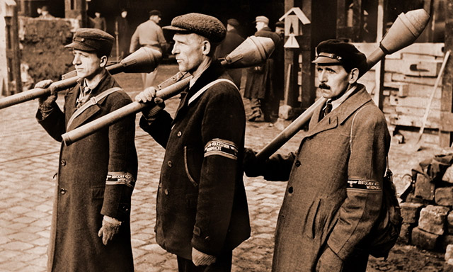 Оружие последнего шанса: берлинские ополченцы фольксштурма, вооружённые панцерфаустами