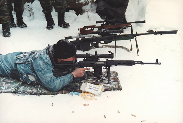 
 Сотрудник ФСБ по УР на рубеже с винтовкой СВДС. Ижевск, 2001 г
