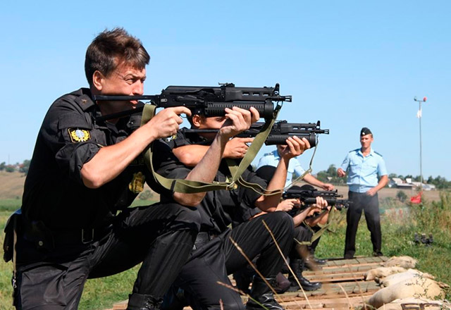 Сотрудники ФССП РФ с пистолетами-пулеметами «Бизон-2»