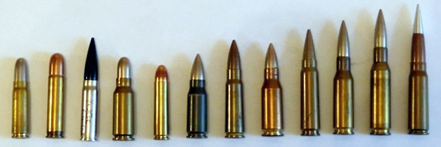 Далеко не полная линейка ранних промежуточных патронов. Слева направо: 
7.65×32 Mannlicher Carbine (1903); 2 – .351 WSL (1907); 3 – 8×35SR 
Ribeyrolles (1918); 4 – 7.65×35 Furrer (1921); 5 – .30 М1 Carbine 
(1940); 6 – 7.9×33 PP Kurz (1940); 7 – 7.62×39 М43 (1943–1947); 8 – 
7.5×38 StG.48 (1948); 9 – 7.5×43 CRBA (1949); 10 – 7×43 FN (1949); 11 – 
7×49 FN (1952); 12 – 7.9×40 CETME (1950-е)