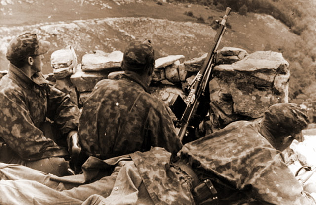 Эсэсовские пулемётчики с чешским пулемётом в горах Югославии
