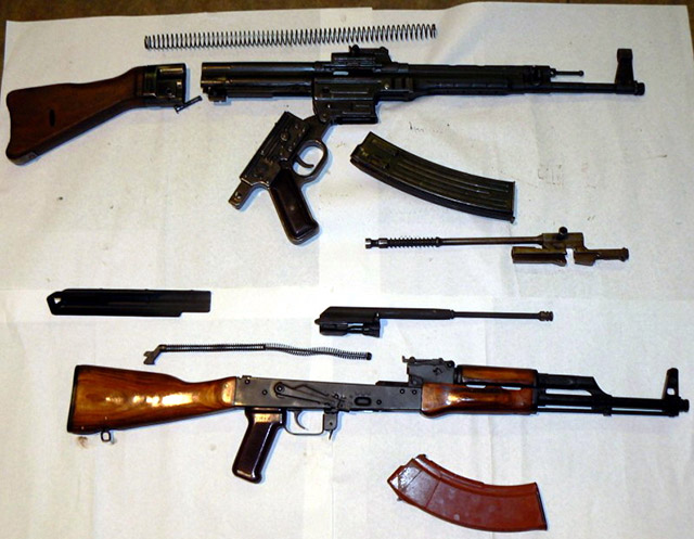 Картинка для сравнения – результат неполной разборки автомата Калашникова АК-47 и «штурмгевера»