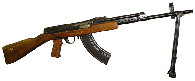 Экспериментальный автомат Судаева АС-44 – концептуальный предшественник 
АК-47, при конструировании которого во главу угла была поставлена 
надёжность