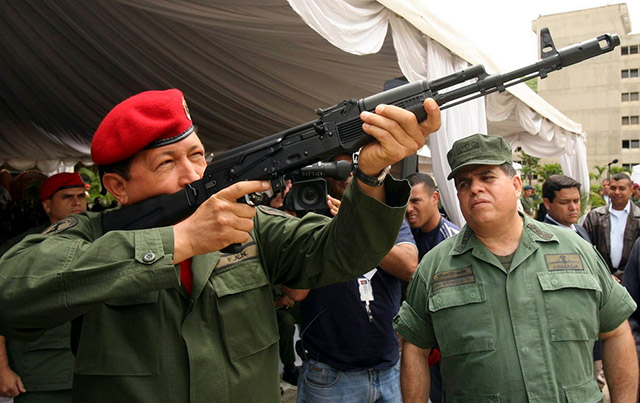 Президент Венесуэлы Уго Чавес с АК103