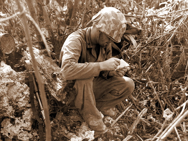 Американский солдат Второй мировой, вооружённый дробовиком