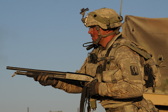 Американский солдат с дробовиком «Моссберг» 500 в Ираке