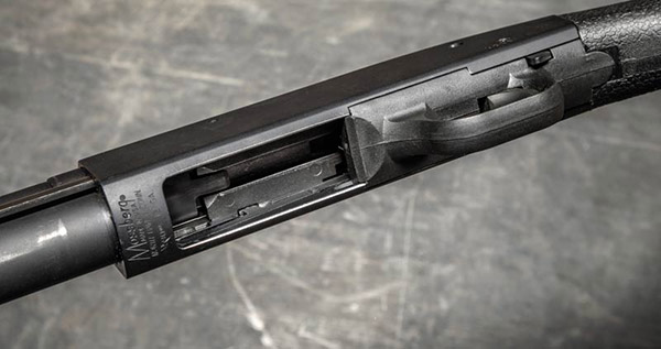 лоток Mossberg 590 не требует отжимания при заряжании патронов в магазин