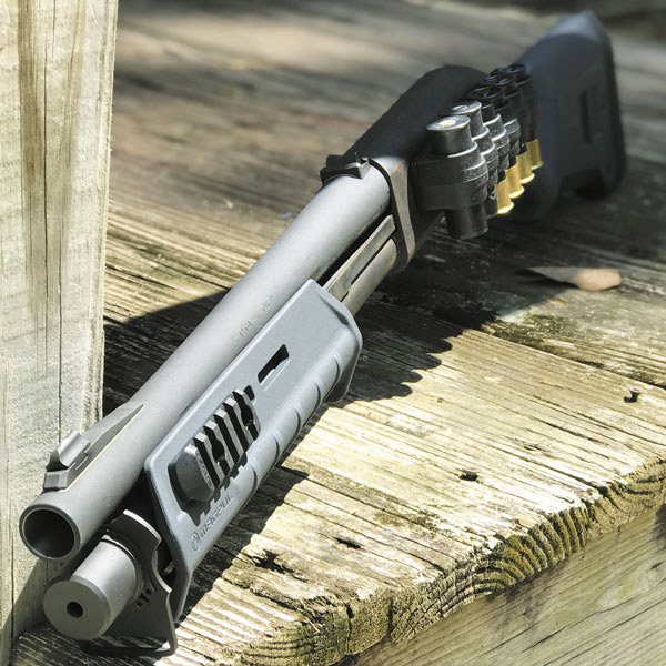 Remington 870 с цевьем и прикладом Magpul, а также боковым патронташем Mesa Tactical